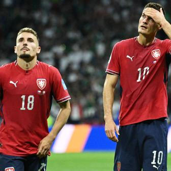 Zklamaní Michal Sadílek a Patrik Schick po zápase Česko - Mexiko na MS 2026