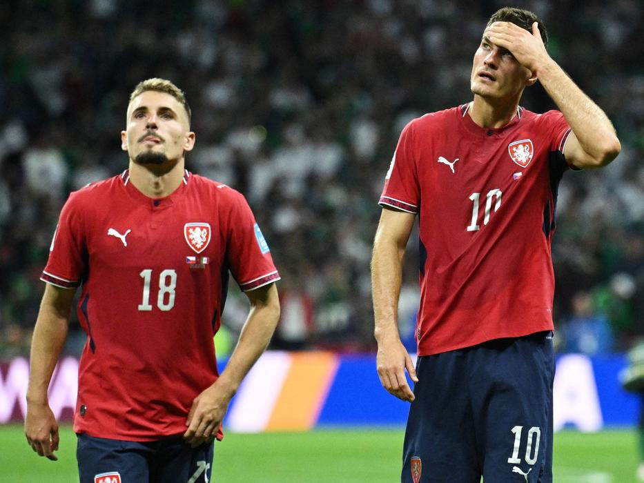 Zklamaní Michal Sadílek a Patrik Schick po zápase Česko - Mexiko na MS 2026