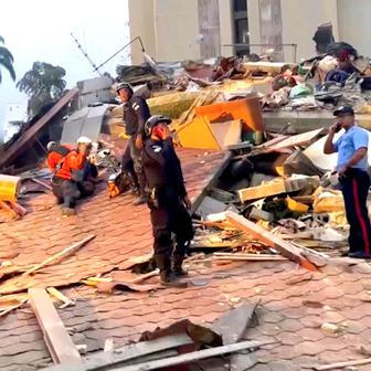 Severe quake destroys building in Caracas