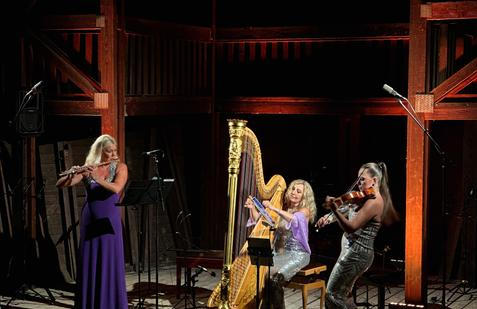 Koncert Troja Festivalu, na foto Andrea Rysová, Eva Krestová, Jana Boušková (Claude Debussy,  Sonáta pro flétnu, violu a harfu).