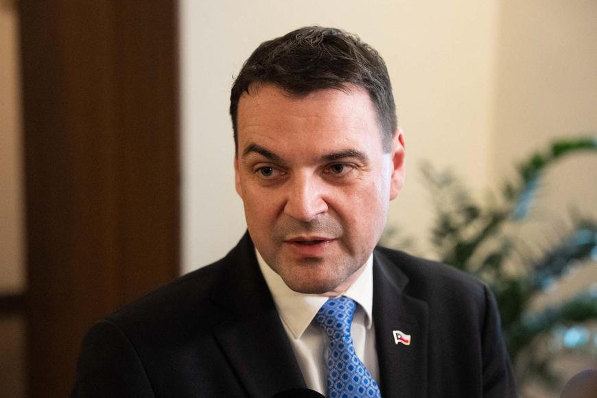 „Není to moje prohra, ale celé republiky.“ Macinka neustupuje a naznačil další kroky