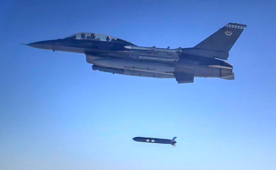 Americké střely s plochou dráhou letu AGM-188 Rusty Dagger („Rezavá dýka“) na stíhacím letounu F 16