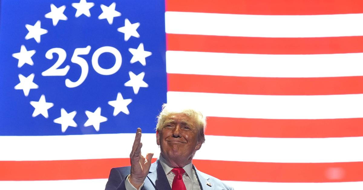 Obrazem: Trump a bombardér B-2 v hlavních rolích. USA odstartovaly oslavy velkého jubilea