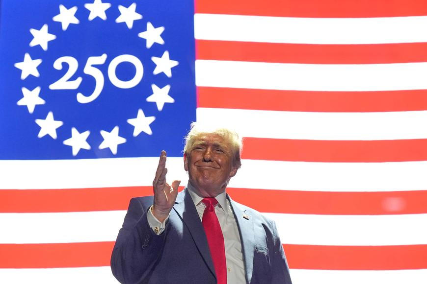Obrazem: Trump a bombardér B-2 v hlavních rolích. USA odstartovaly oslavy velkého jubilea