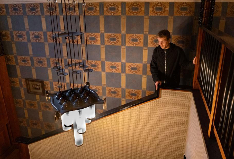 „Cítím pocit zadostiučinění vůči komunistickému režimu, který se to pokusil všechno zničit, a já bych chtěl ukázat, že se jim to nepovedlo," říká jednatřicetiletý Štěpán Lars Laichter, který v současnosti dům spravuje.