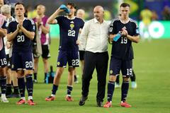 Trenér Steve Clarke s hráči po zápase Skotsko - Brazílie na MS 2026