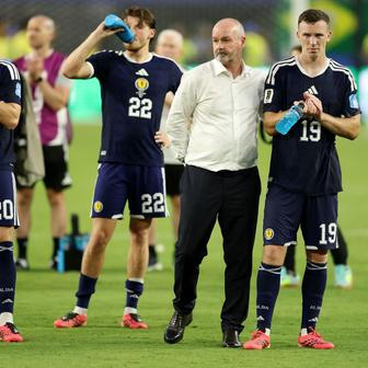 Trenér Steve Clarke s hráči po zápase Skotsko - Brazílie na MS 2026