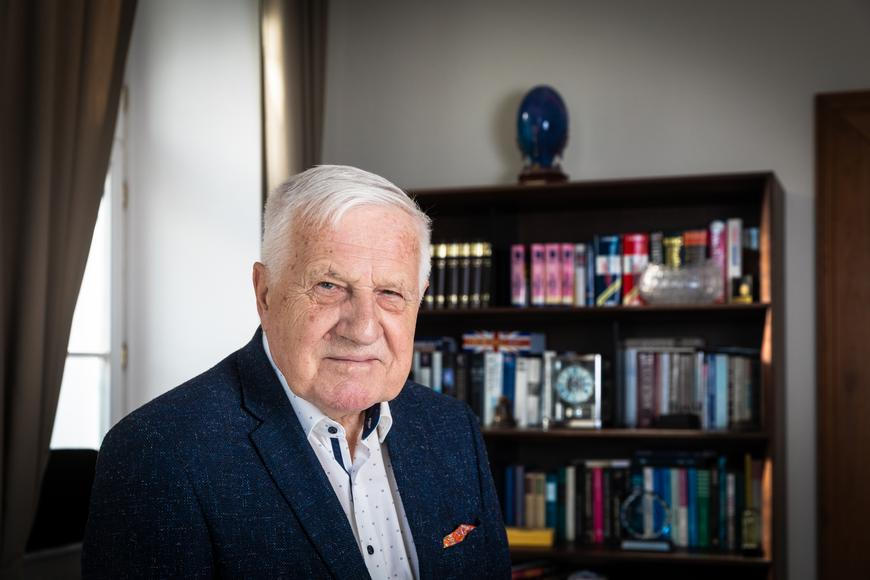 "Mocensky nezdrženlivý Ústavní soud." Václav Klaus ostře reagoval na spor o summit