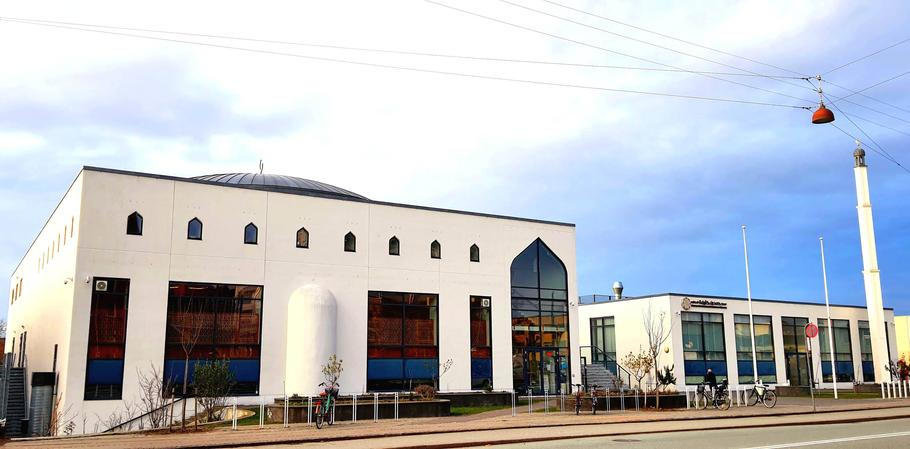 Velká mešita v Kodani (otevřená v roce 2014) má sice postavený minaret, ale součástí dohody s kodaňskou radnicí bylo, že z něj nikdy nesmí zaznít muezzin svolávající k modlitbám.