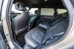Díky rozvoru 2690 mm, což je dokonce o centimetr více než u Sportage, je vzadu spousta místa.