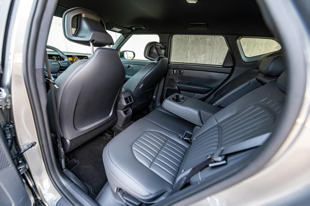 Díky rozvoru 2690 mm, což je dokonce o centimetr více než u Sportage, je vzadu spousta místa.