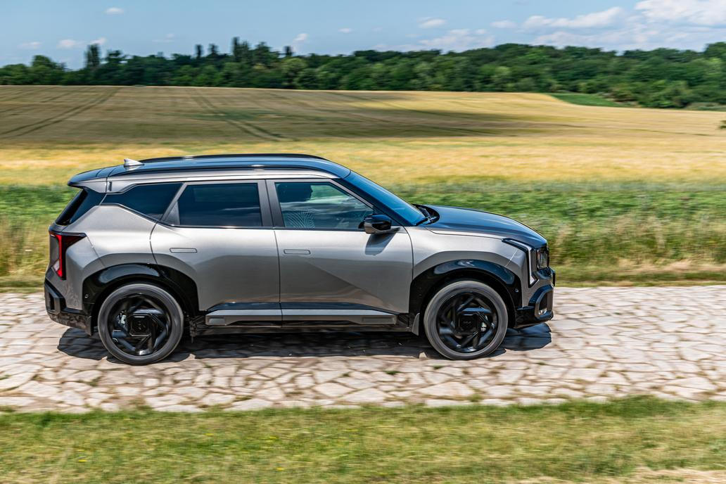 Se 4430 mm je Seltos kratší než Sportage, podepisuje se to hlavně na převisech.