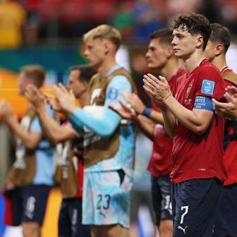 Čeští fotbalisté zdraví fanoušky po zápase MS 2026 s Jižní Afrikou.
