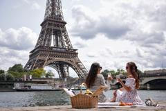 Picnic,By,Eiffel,Tower,With,Friends,In,Paris