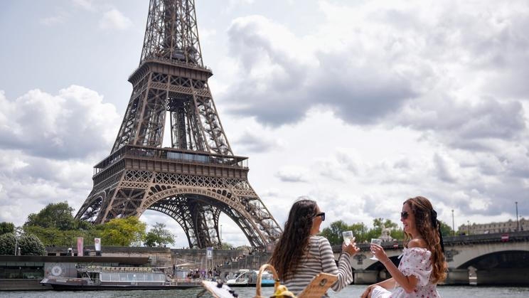 Picnic,By,Eiffel,Tower,With,Friends,In,Paris