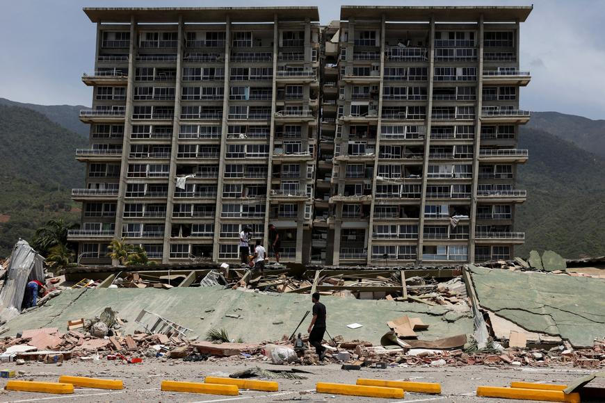 Venezuela počítá oběti a hledá přeživší, ze zahraničí proudí pomoc