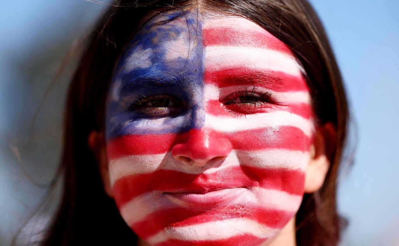 Američtí fanoušci v hledišti během zápasu USA – Turecko na MS 2026