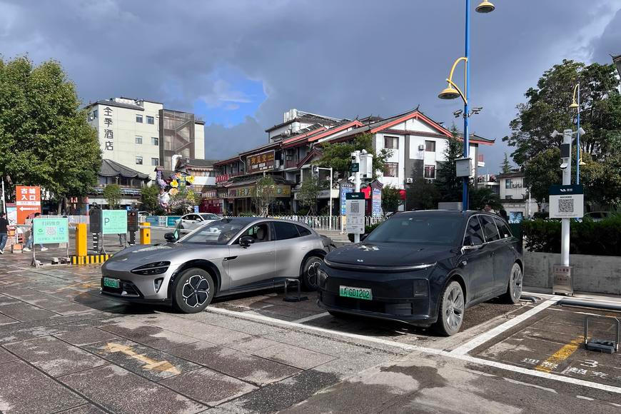 S elektromobilem až do čínských hor. Cestovatel prozradil, kde se s autem na baterky jezdí nejlíp