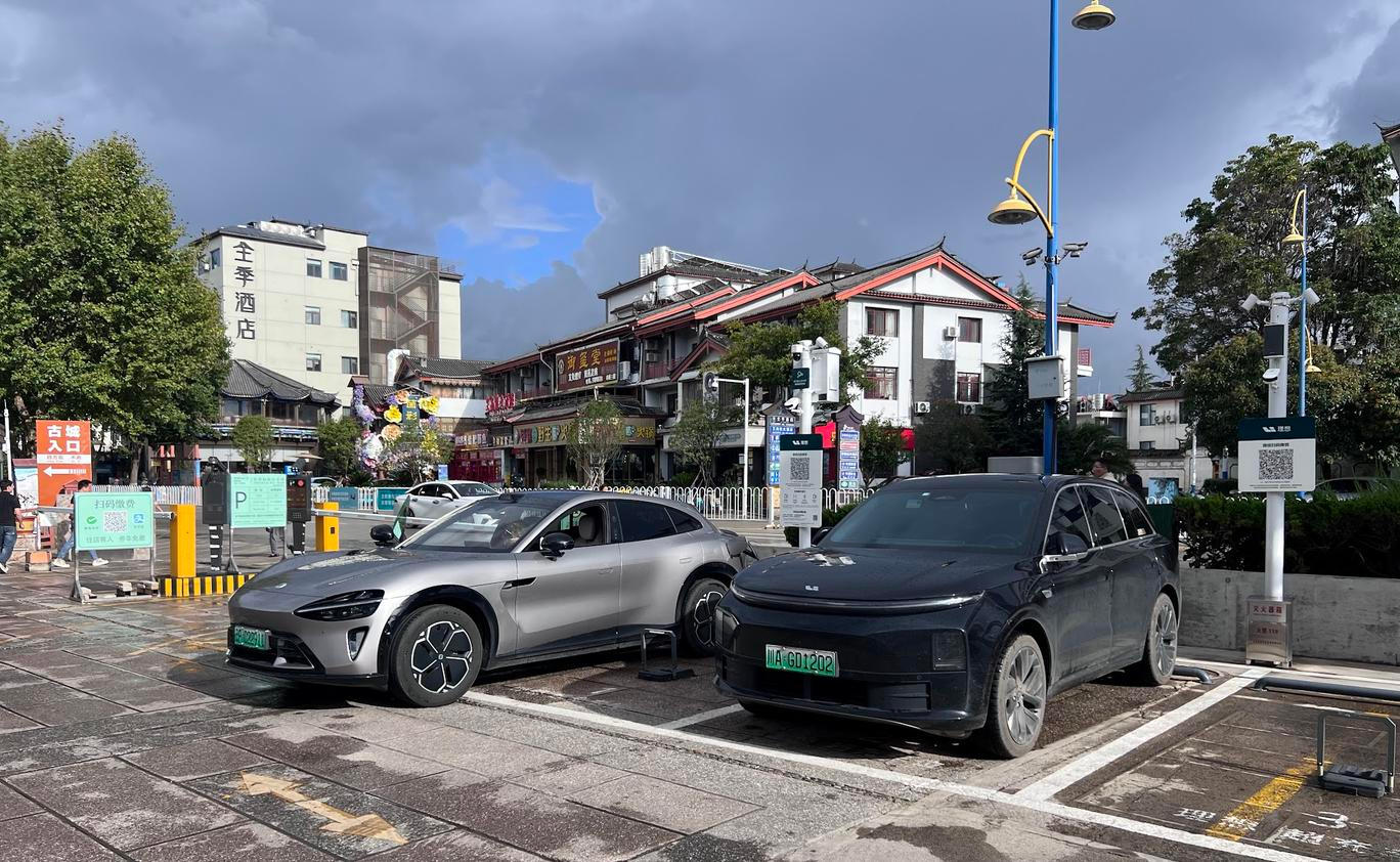 Influencer Electric Felix jezdí elektrickými vozidly a sbírá zkušenosti z cest.