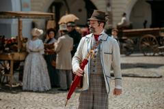 Nová pohádka Krakonoš a básník bude součástí vánočního televizního programu 2026 na ČT. Na snímku Ondřej Sokol v roli národopisce Jiráčka.