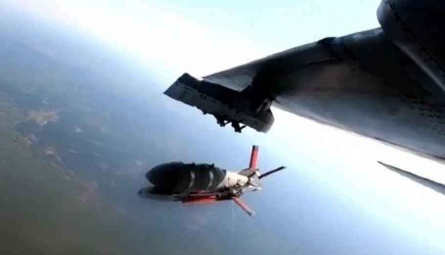Bombardér ukrajinského letectva Suchoj Su-24 během testování shazuje klon klouzavé bomby KAB