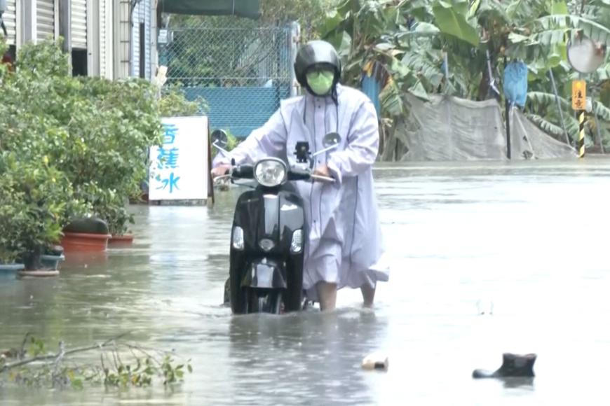 Tropické bouře ochromily letecké spojení s Japonskem, na Tchaj-wanu bojují se záplavami