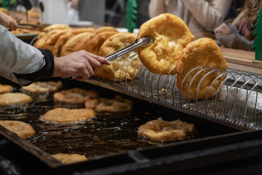 Langoše se jedí jedině horké, čerstvě dosmažené. Ne nadarmo lángos znamená ohnivý!