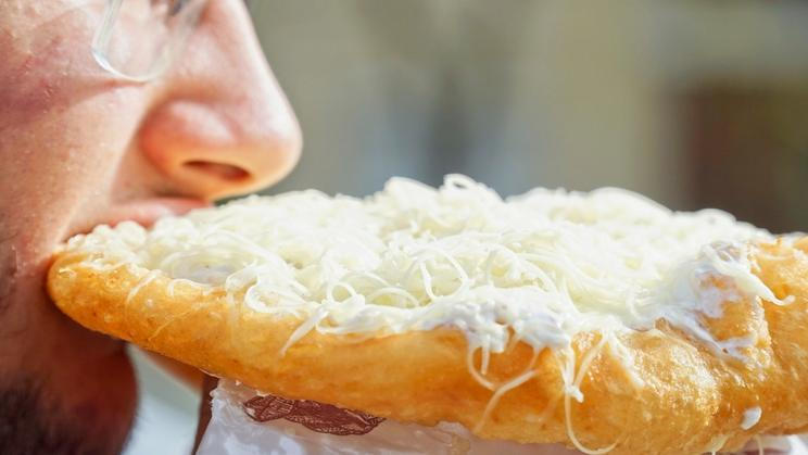 Langoš s kečupem, nebo s tatarkou? Maďar si ho dá nejspíš se zakysankou nebo boloňskou omáčkou.