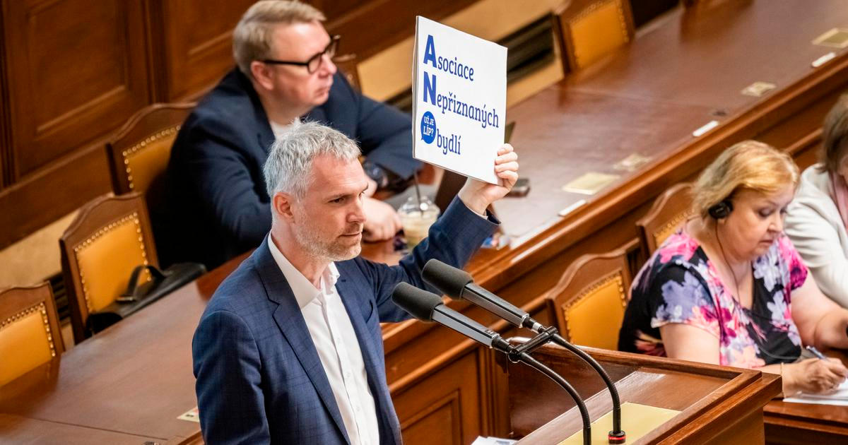 Sporná změna pravidel zaměstnávání úředníků prošla Sněmovnou. Opozice se zlobí