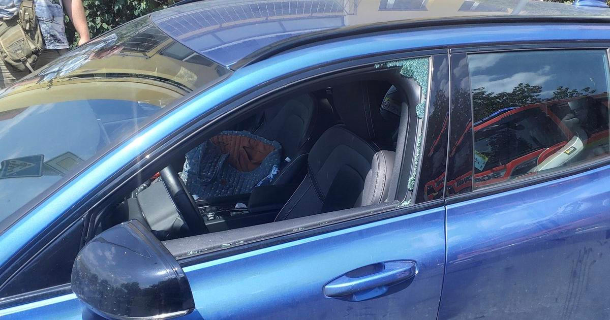 V zamčeném autě v Praze zůstaly dvě děti. Hasiči museli rozbít okno