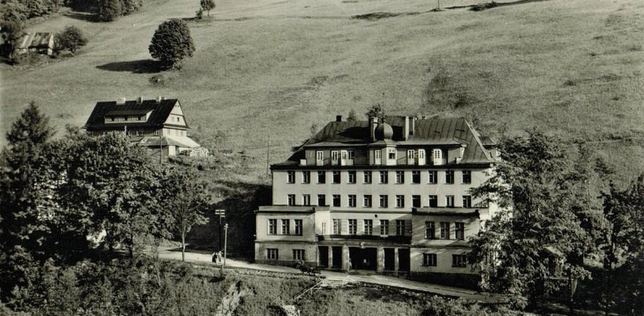 Původní hotel vznikl na konci 20. let minulého století. Postavil ho Franz Lang, tehdejší ředitel Janských Lázní. Vystřídal názvy Jung či Excelsior. Po roce 1948 se změnil v zotavovnu ROH Budovatel, kapacita byla 100 lůžek.