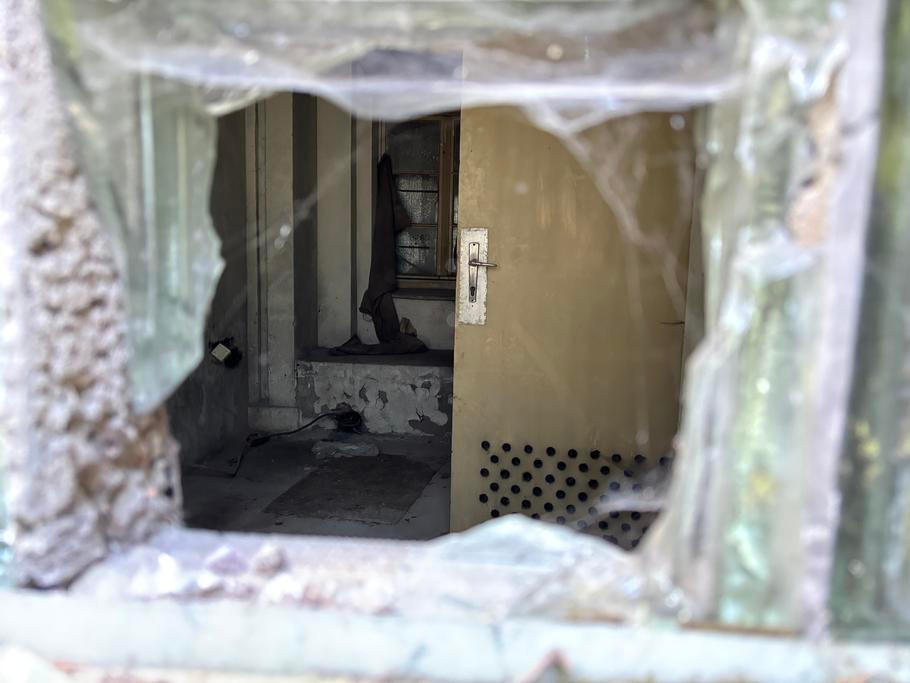 Pohled do útrob Budovatele skrz rozbité luxfery. Komunisté v původním soukromém hotelu provedli řadu zásahů.