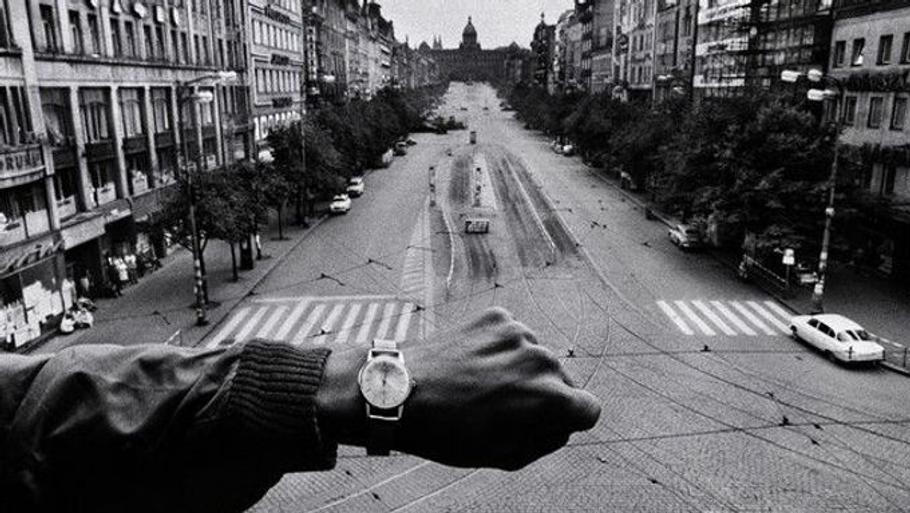Z fotografického cyklu Josefa Koudelky Invaze 68. 