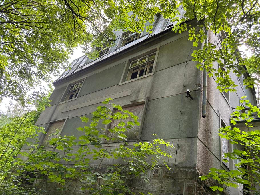 Vedle Budovatele stojí vila Růženka. I ta by měla jít dolů. Původně sloužila jako ubytování pro desítky zaměstnanců hotelu.