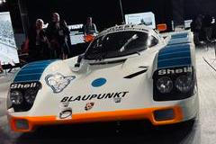 Legendární Porsche 962C člověka vrací do začátku 90. let.