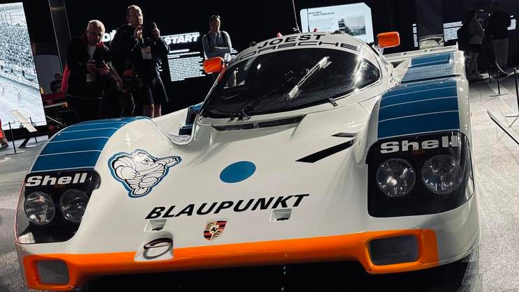Legendární Porsche 962C člověka vrací do začátku 90. let.