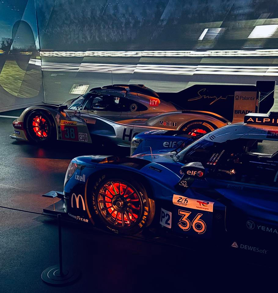Muzeum sází na silné projekce. Tady si návštěvník sedne vedle prototypu LMP2 Alpine a Porsche 963 třídy Hypercar a projede s nimi noční část závodu 24H Le Mans až ke svítání.