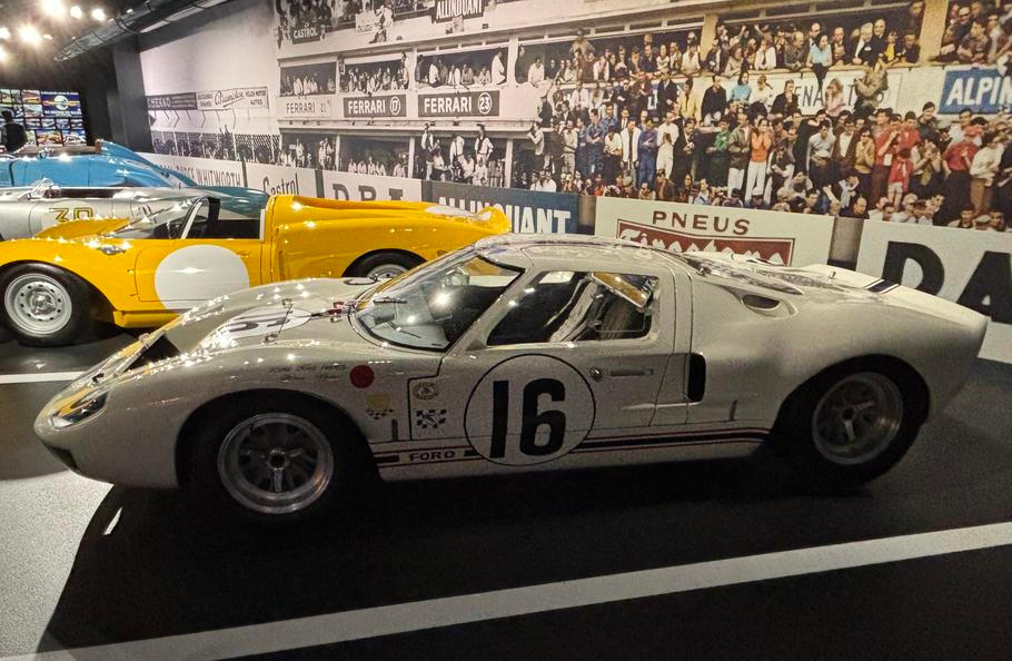 K těm starším exponátům, které je možné v muzeu obdivovat, patří třeba slavný vůz Ford GT40 ze 60. let.