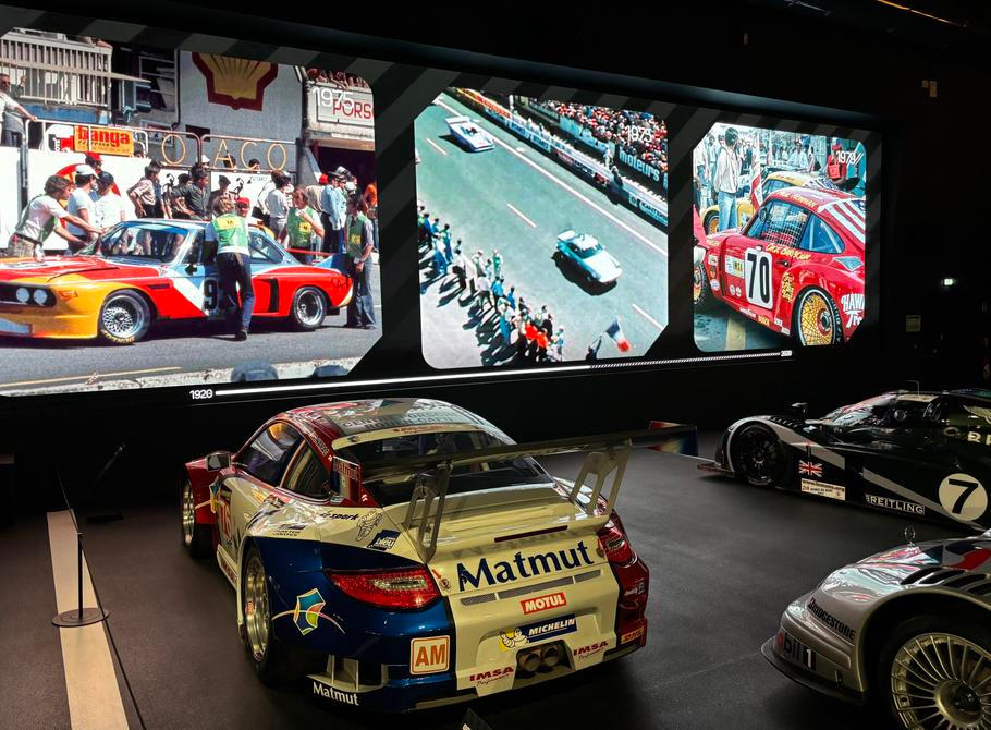 Startovní rošt zaplněný takovými legendami, jako je Porsche, Bentley či Ferrari.