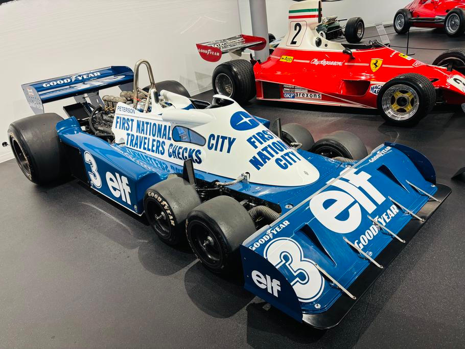 V muzeu nejsou jen prototypy, místo dostaly i historické monoposty F1. Tady konkrétně šestikolové monstrum Tyrell P34.