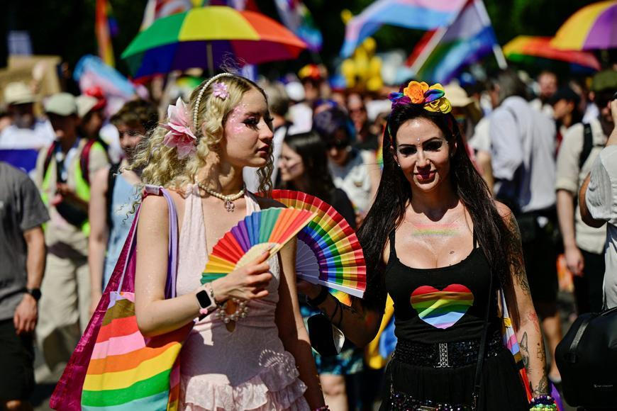 Budapeští prošel první pochod homosexuálů od konce Orbána. "Chceme se brát a adoptovat děti!"
