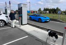 Influencer Electric Felix jezdí elektrickými vozidly a sbírá zkušenosti z cest.