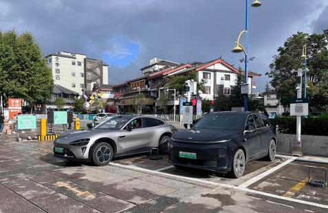 Influencer Electric Felix jezdí elektrickými vozidly a sbírá zkušenosti z cest.