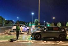 Influencer Electric Felix jezdí elektrickými vozidly a sbírá zkušenosti z cest.
