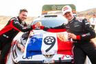 Sébastien Ogier (vpravo) slaví devátý titul mistra světa v rallye