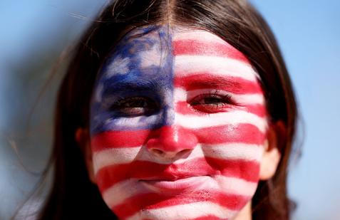 Američtí fanoušci v hledišti během zápasu USA – Turecko na MS 2026