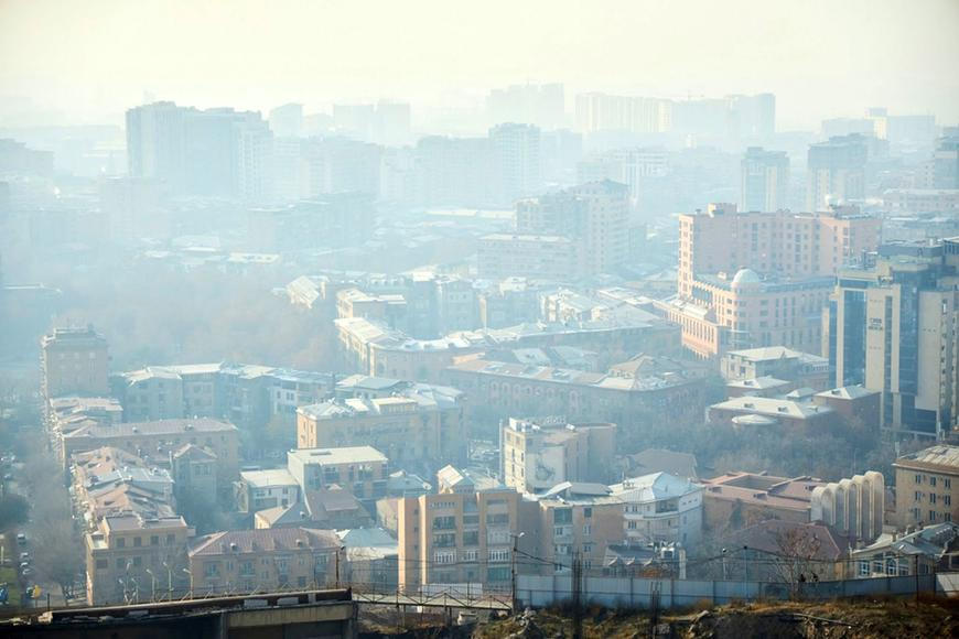 Meteorologové vyhlásili v Praze a Středočeském kraji smogovou situaci. Hrozí potíže s dýcháním či bolest hlavy