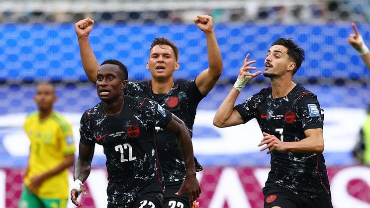 Stephen Eustáquio (vpravo) se spoluhráči slaví gól Kanady v prvním kole play off MS 2026 proti JAR.