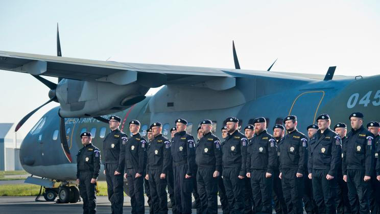 Policisté při odletu na Lesbos