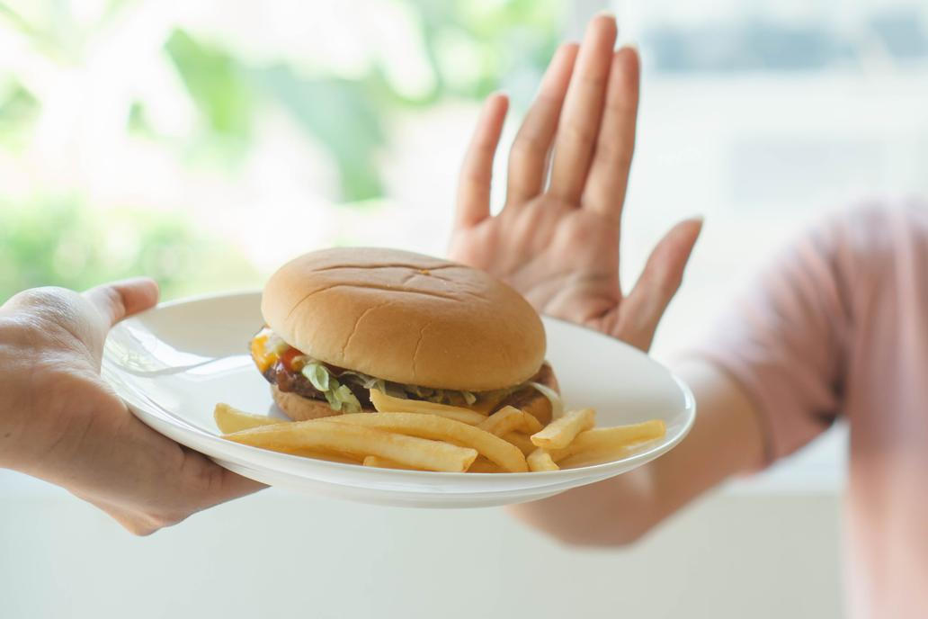 Ultrazpracované potraviny, fast food a smažená jídla jsou jednou za čas v pořádku. Neměly by však tvořit základ jídelníčku. Cholesterol